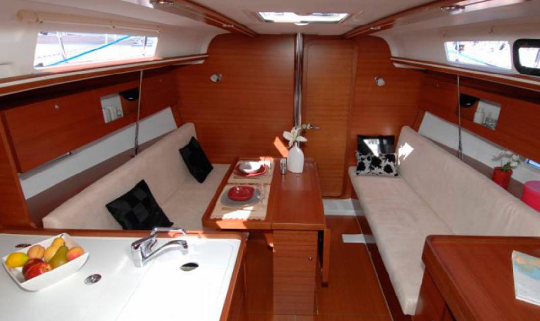 Yachts - Sail boat
